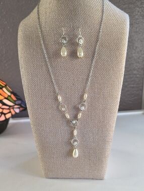 Vintage Avon / NRT "Merryl" Collection Jewelry Set.